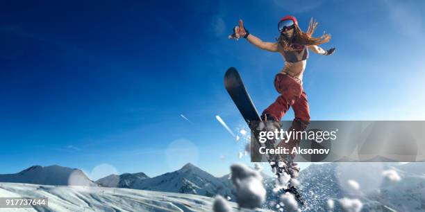 salto snowboarder freestyle estremo femminile - big air snowboarding foto e immagini stock