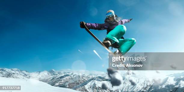 weibliche extreme freestyle-snowboarder springen - halfpipe stock-fotos und bilder