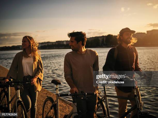 amitiés douces rafraîchit l’âme - biking city photos et images de collection