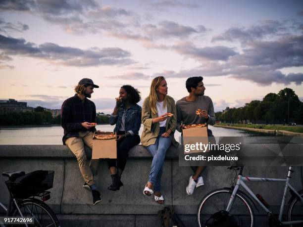 was ist pizza ohne zu teilen - fahrrad paar stock-fotos und bilder