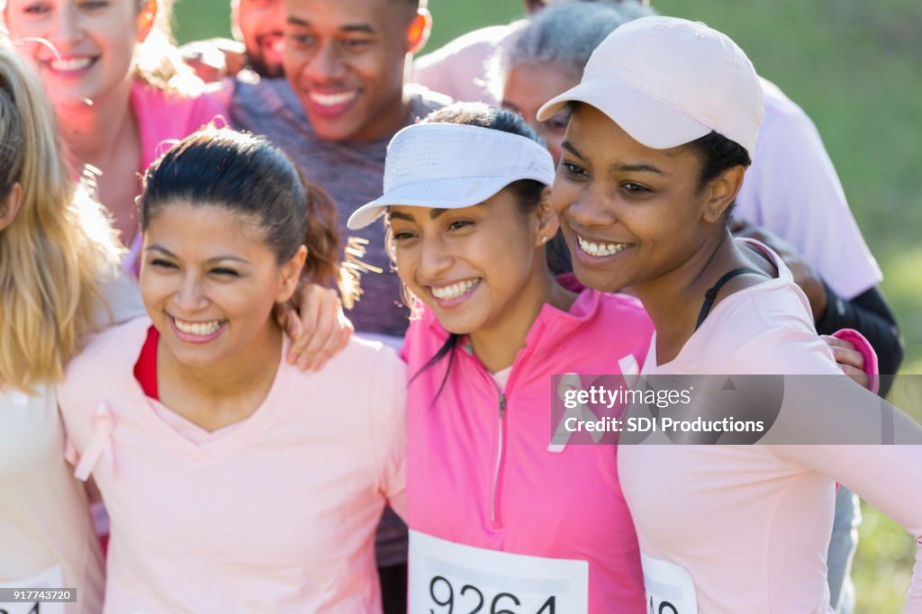 Foto do grupo de corrida animada para os participantes de cura