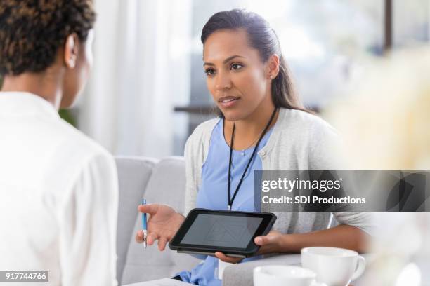 psychische gesundheit professionelle wertet patientin - übersetzung stock-fotos und bilder