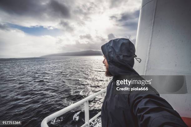 l'uomo si fa un selfie sulla barca a vela - sailor foto e immagini stock
