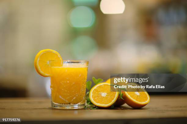 orange juice - orangensaft stock-fotos und bilder
