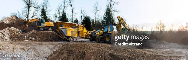 stone crusher - vehicle scoop stock pictures, royalty-free photos & images