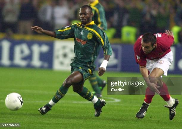 Le milieu de terrain camerounais du FC Nantes Salomon Olembe devance son adversaire turc Akin Bulent, le 26 septembre 2001 au stade de la Beaujoire...
