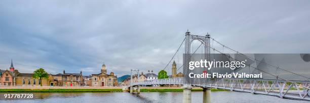 greig street bridge, un des ponts traversant le fleuve ness dans la ville d’inverness, dans les highlands. - inverness scotland photos et images de collection