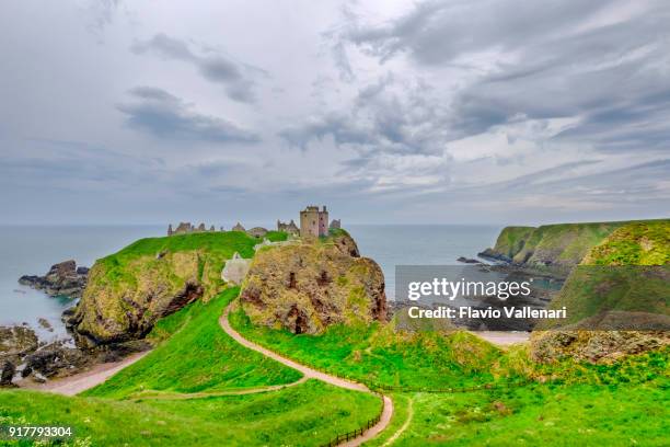 dunnottar 城堡, 一個被毀的城堡棲息在一個巨大的岩石上, 北海的邊緣, 蘇格蘭 - dunnottar castle 個照片及圖片檔