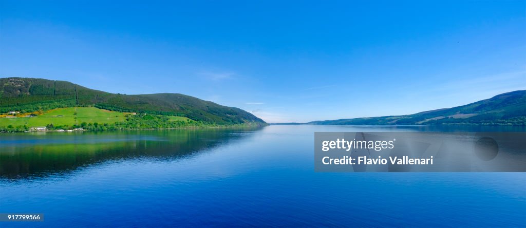ネス湖は、スコットランド高地の大きな深い淡水湖で、その城、アークハート城、そしてそのモンスター、恥ずかしがり屋の「ネッシー」で有名です。