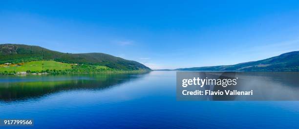 loch ness, um lago grande, profundo, de água doce nas highlands escocesas no mundo famoso para seu castelo, o castelo de urquhart e para seu monstro, o tímido "nessie". - loch ness - fotografias e filmes do acervo