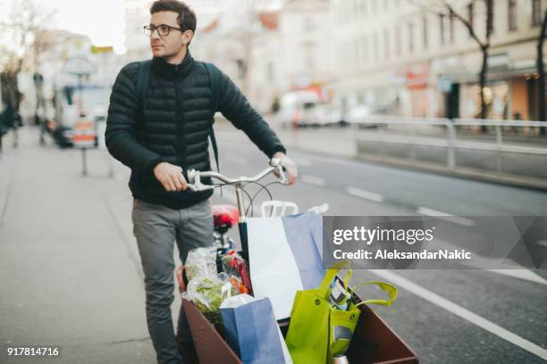 lieferung junge drängen lastenfahrrad - shopping with bike stock-fotos und bilder