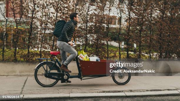 springpojke på last cykel - buying a bike bildbanksfoton och bilder