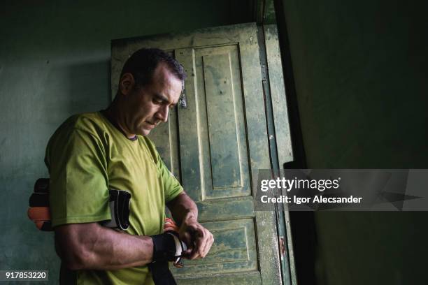 goalkeeper preparing to play - luva de guarda redes imagens e fotografias de stock