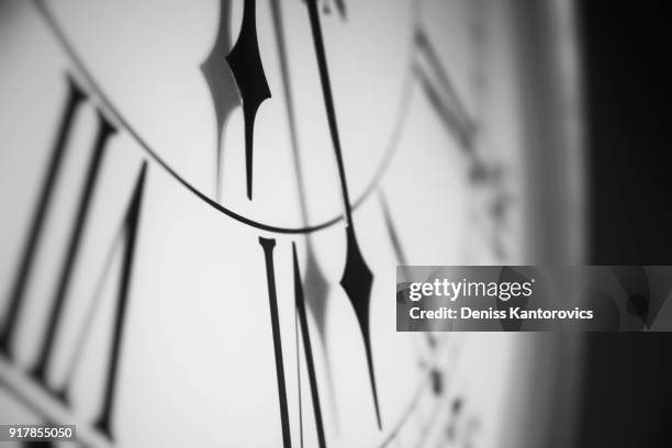 black and white clock - instrument de mesure du temps photos et images de collection