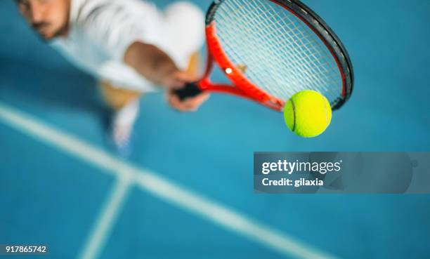 tennisspel bij nacht. - athletics stockfoto's en -beelden