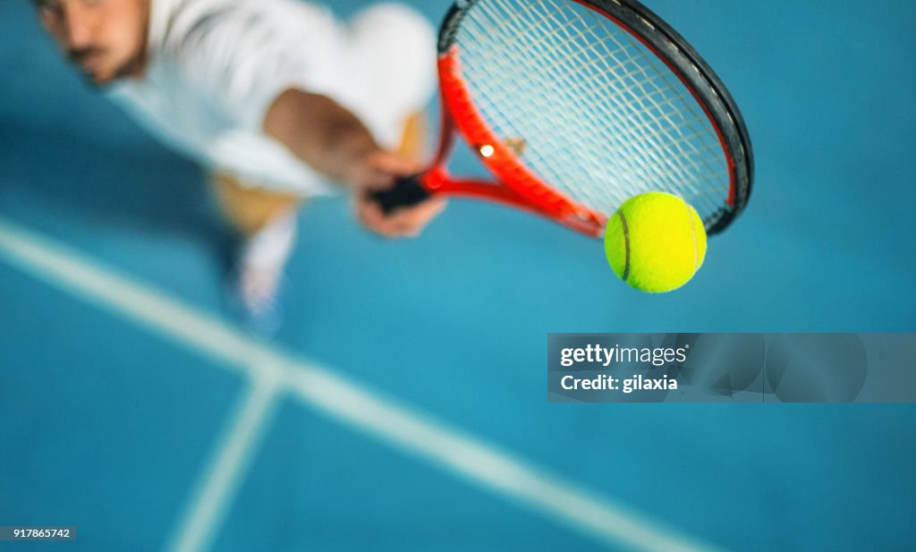Tennisspel på natten.