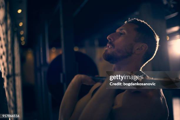 cross-training - schulterpresse stock-fotos und bilder