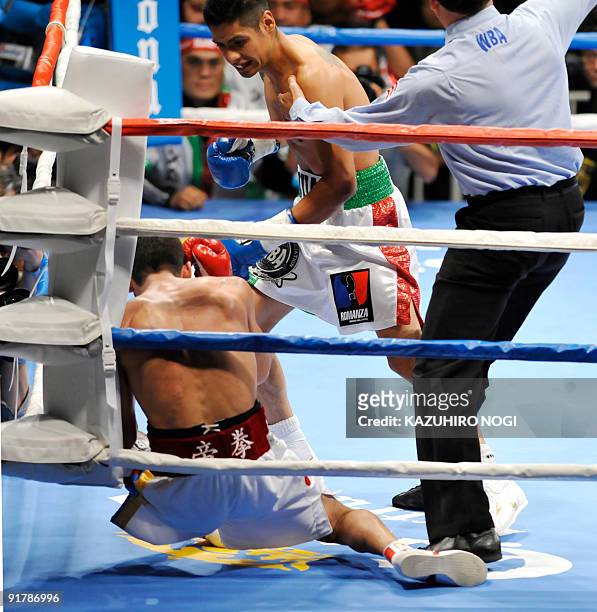 Juan Carlos Salgado of Mexico corners Venezuelan champion Jorge Linares at the WBA super featherweight title bout in Tokyo on October 10, 2009. Juan...
