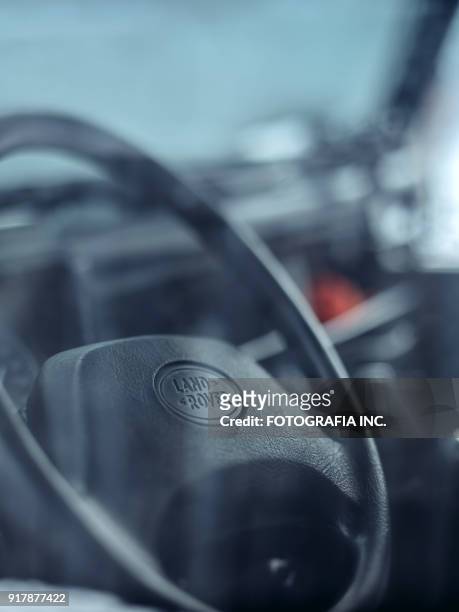 land rover defender 90 - land rover logo stock pictures, royalty-free photos & images