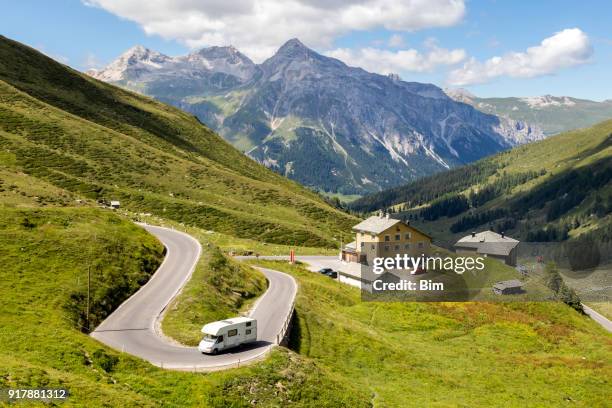 wohnmobil beschleunigung auf alpine road, schweiz - rvs stock-fotos und bilder