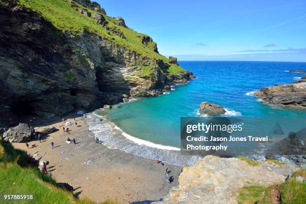 a beach near tintagel - tintagel stockfoto's en -beelden