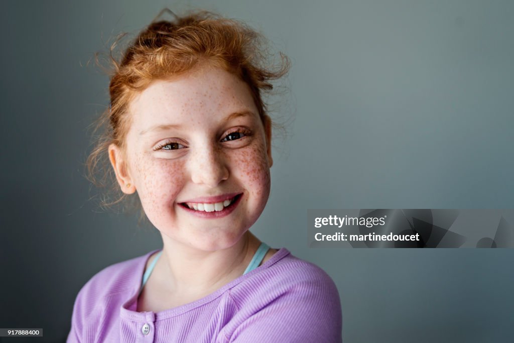 Linda y expresiva chica preadolescente con retrato de pelirroja.