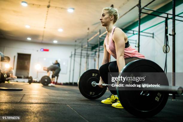 sollevamento pesi femminile - sollevamento pesi femminile foto e immagini stock