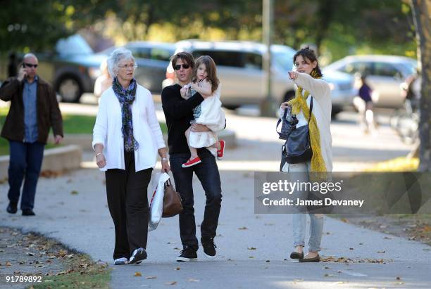 Kathy Holmes, Tom Cruise, Suri Cruise and Katie Holmes visit Charles River Basin on October 10, 2009 in Cambridge, Massachusetts.