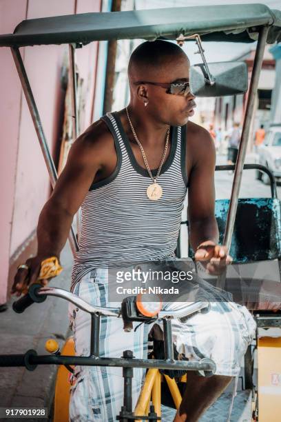 cykel taxichaufför med sitt fordon, kuba - passenger tricycle bildbanksfoton och bilder