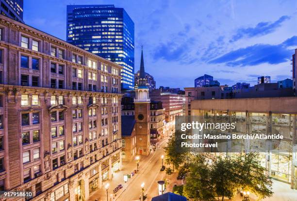 view of washington street with the old south meeting house - ontmoetingshuis stockfoto's en -beelden