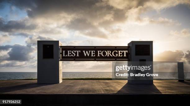 lest we forget 2 - anzac day stock-fotos und bilder