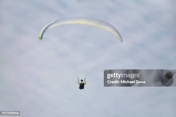 man hangliding flying - deltaplane photos et images de collection