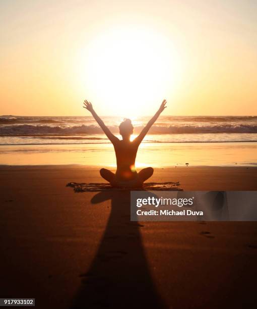 sunset arms raised yoga pose - 覚悟 ストックフォトと画像
