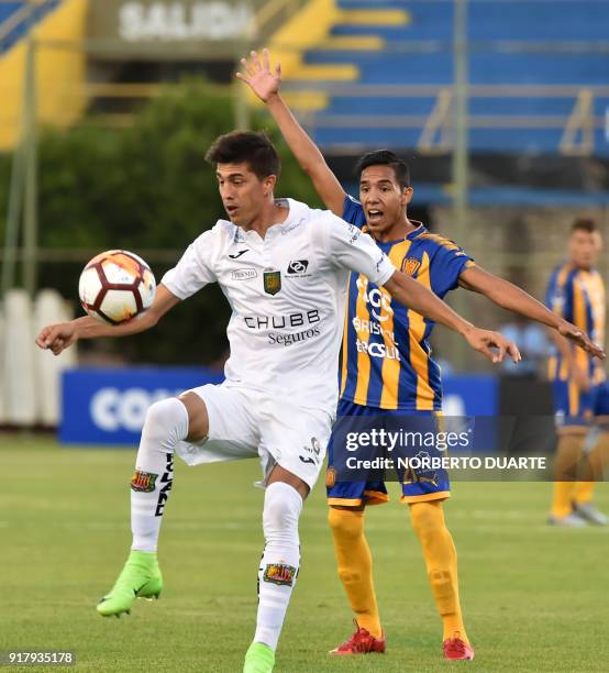 Ecuador's Deportivo Cuenca player Emiliano Bonfigli vies for the ball with Alexis Rojas of Paraguay's Sportivo Luqueno during their Copa Sudamericana...