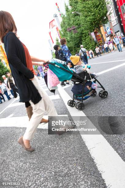 voetgangers in de akihabara district van tokio, japan - chiyoda stockfoto's en -beelden