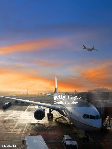 avion stationné à l’aéroport international au lever du soleil - région capitale photos et images de collection