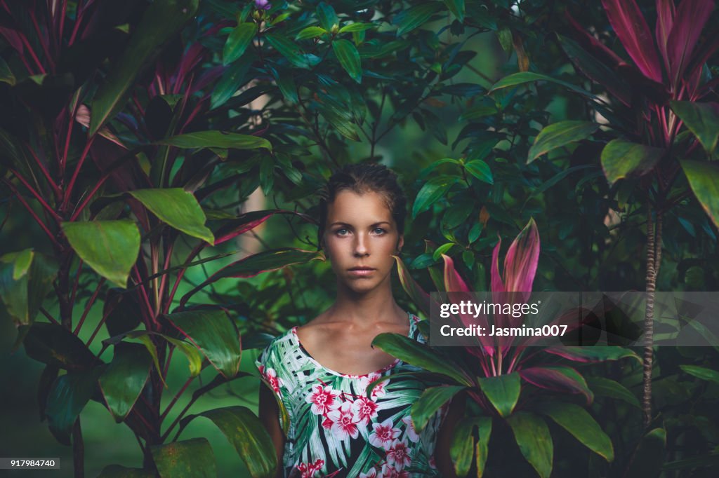 Retrato de hermosa mujer en la selva