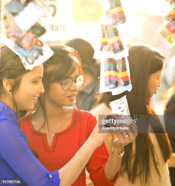 women shopping for hair accessory at street market - woman rubber ring stock pictures, royalty-free photos & images