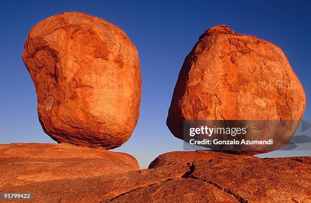 boulders balancing - roca grande fotografías e imágenes de stock