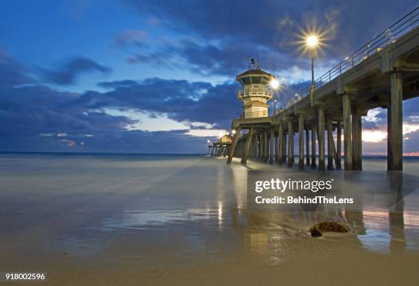 huntington beach pier - huntington beach photos et images de collection