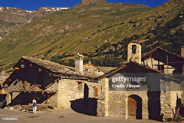 stone buildings in bonneval-sur-arc, france - parque nacional vanoise fotografías e imágenes de stock