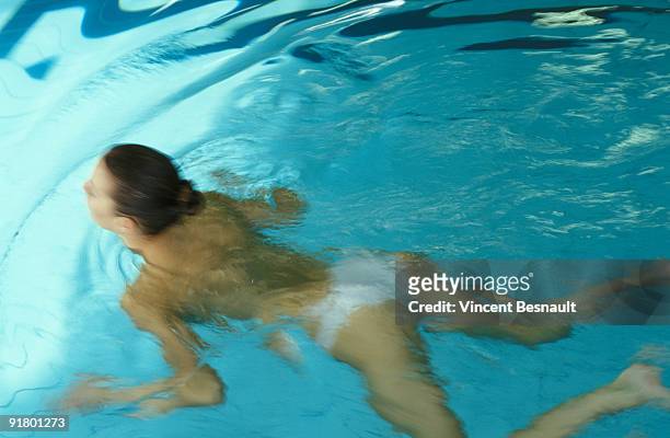woman swimming - halbbekleidet stock-fotos und bilder