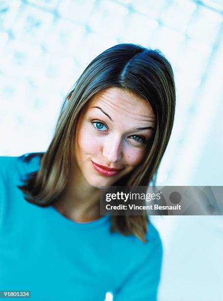 woman smirking - sourire narquois photos et images de collection