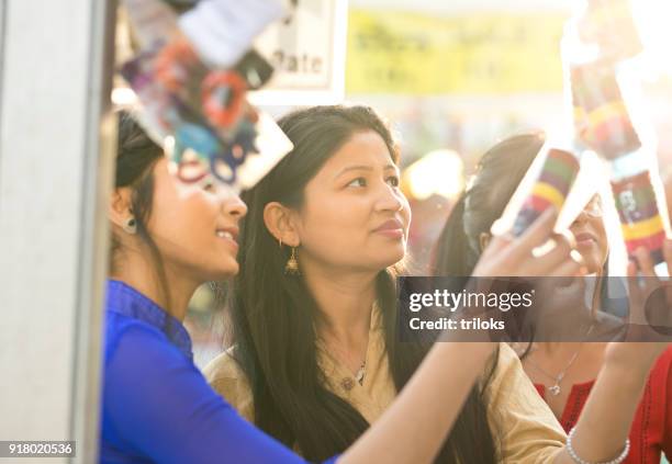 women shopping for hair accessory at street market - woman rubber ring stock pictures, royalty-free photos & images