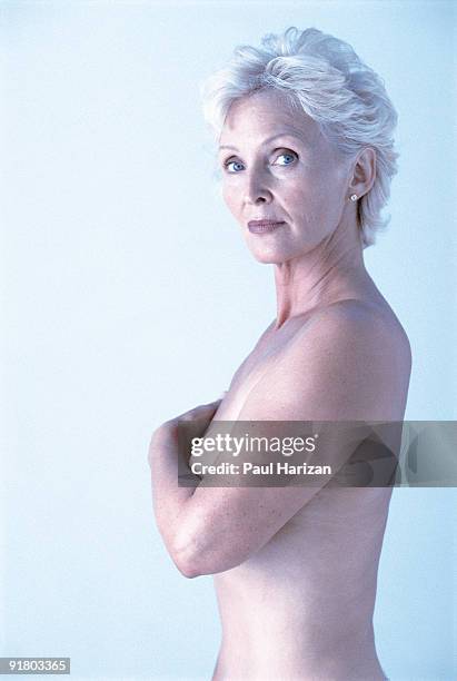 topless woman covering breasts - seminua imagens e fotografias de stock