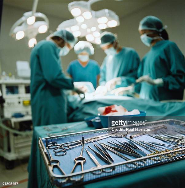 tray of medical instruments in operating room - operar fotografías e imágenes de stock