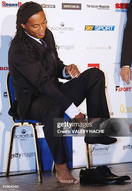 Brazilian AC Milan's football player Ronaldinho prepares for a foot print on October 12, 2009 in Monaco after he won the 2009 Golden Foot Award. The...