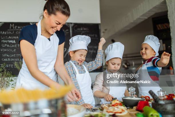 kochen ist spaß! - children cooking school stock-fotos und bilder