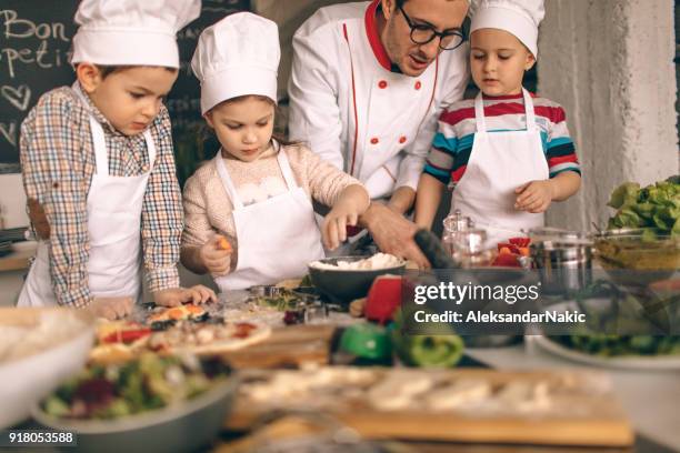 kochkurs für kinder - children cooking school stock-fotos und bilder