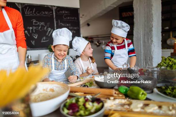 la cuisine est ludique ! - vie scolaire photos et images de collection